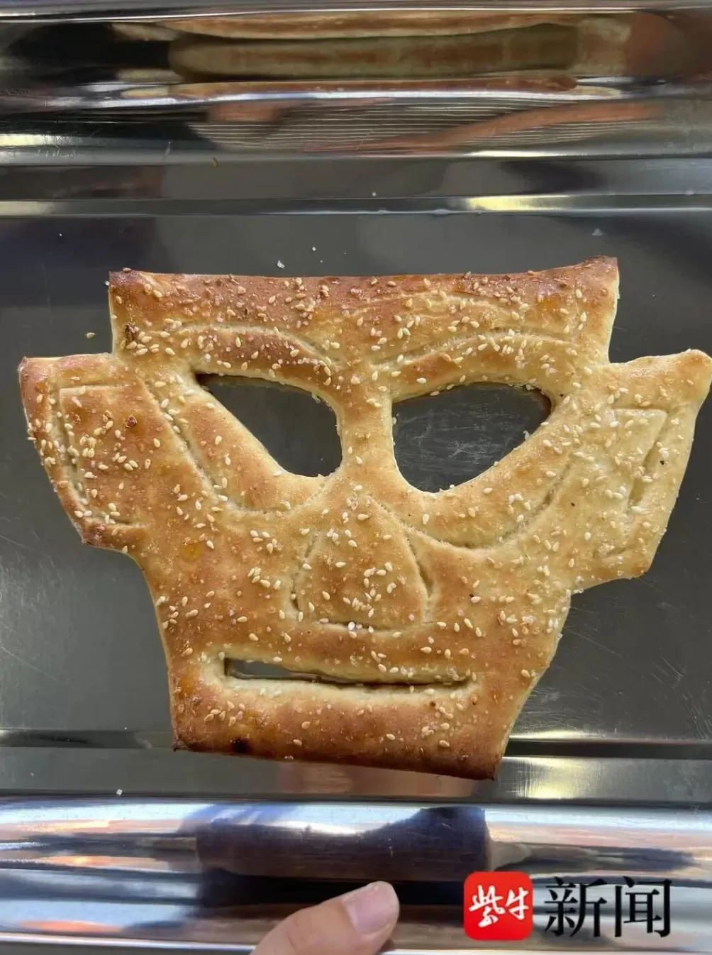 河南小伙硕士毕业摆摊卖创意烧饼，小学生疯狂抢购！有人质疑浪费高学历，本人回应-第2张图片-