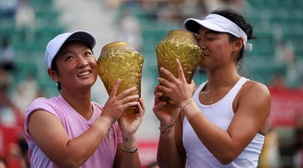 完胜对手！蒋欣玗王雅繁WTA250香港站双打夺冠-第1张图片-