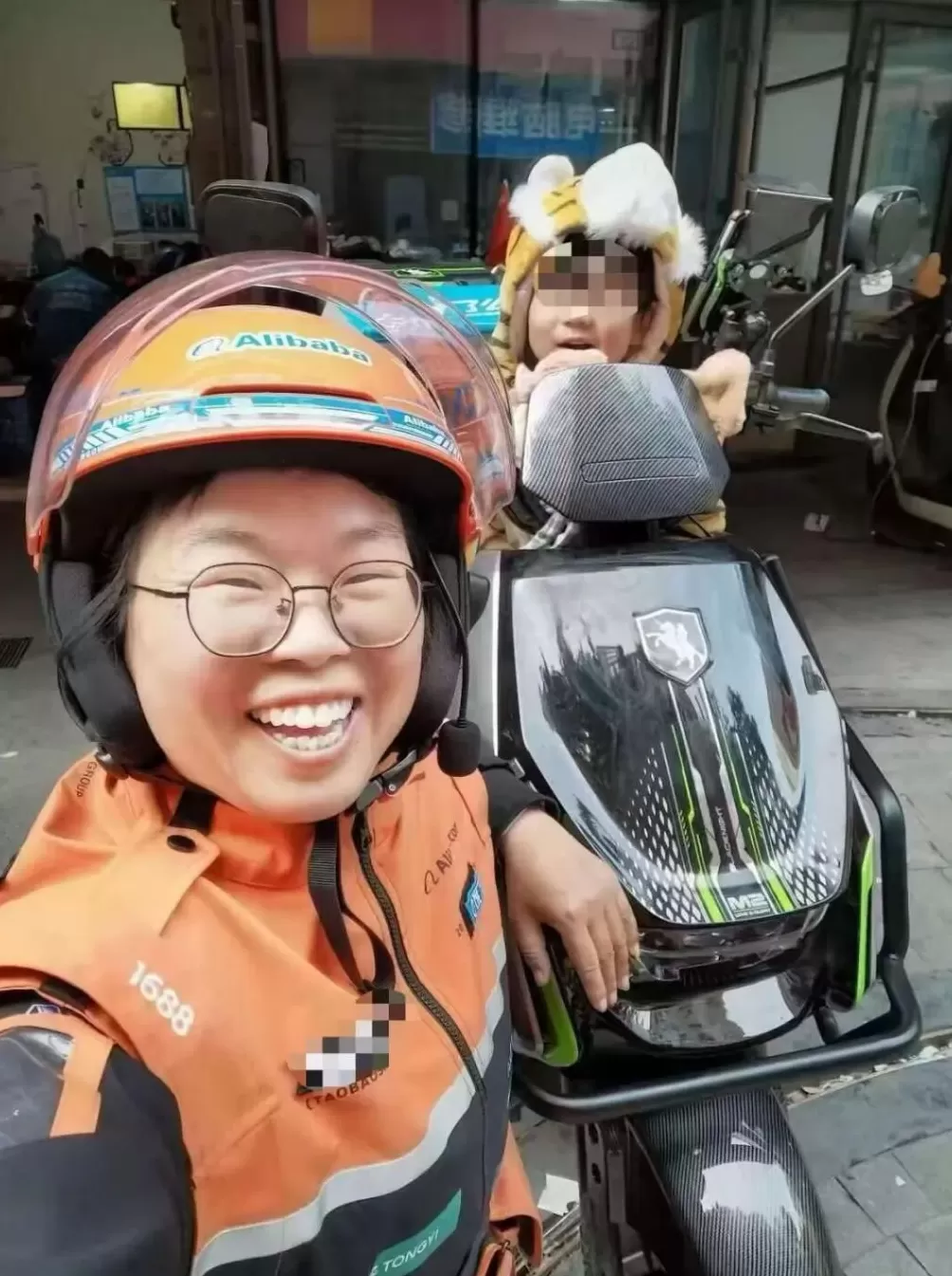 在外卖车上长大的婴孩们-第3张图片-
