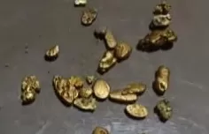 “一盆就出了5克多”，甘肃一河道多人冒严寒淘金，当地：明确禁止-第3张图片-
