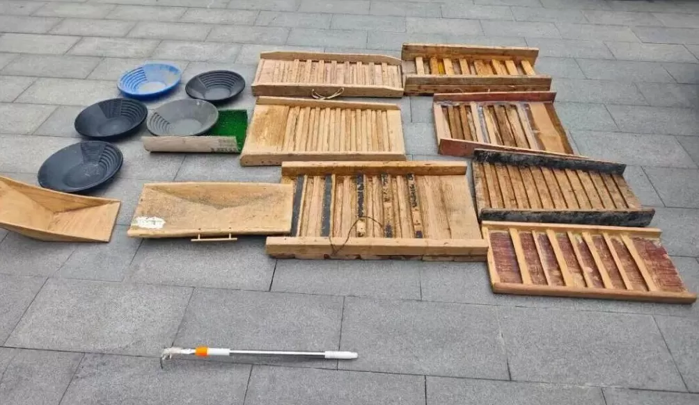“一盆就出了5克多”，甘肃一河道多人冒严寒淘金，当地：明确禁止-第5张图片-
