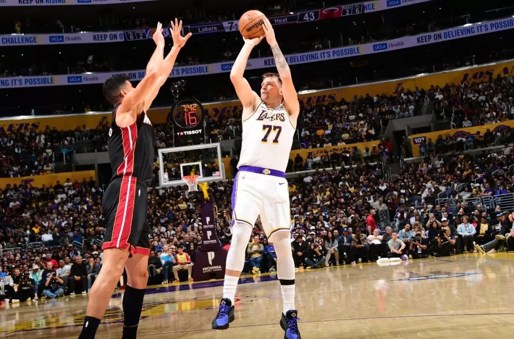 NBA｜东契奇赛季首个三双，马刺公牛同日五连胜被终结-第1张图片-