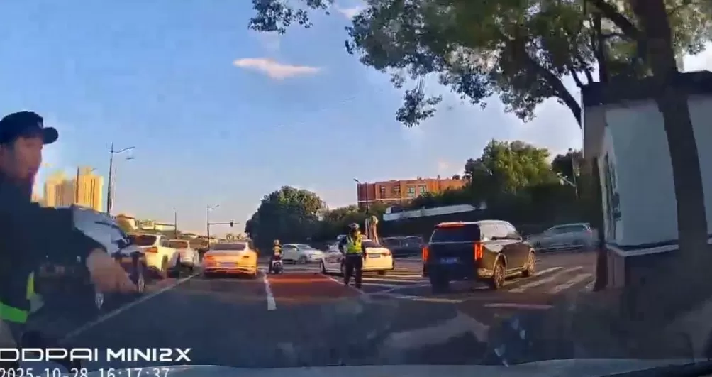 遇检闯关逃逸后晒行车记录仪视频，“黑车”司机被行拘-第1张图片-