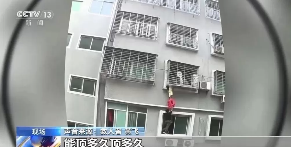 女童被卡7楼防盗窗外众人合力成功救援-第1张图片-