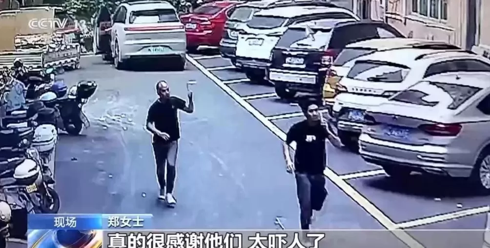 女童被卡7楼防盗窗外众人合力成功救援-第6张图片-