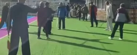多名老人强占幼儿园练剑与家长起冲突-第1张图片-