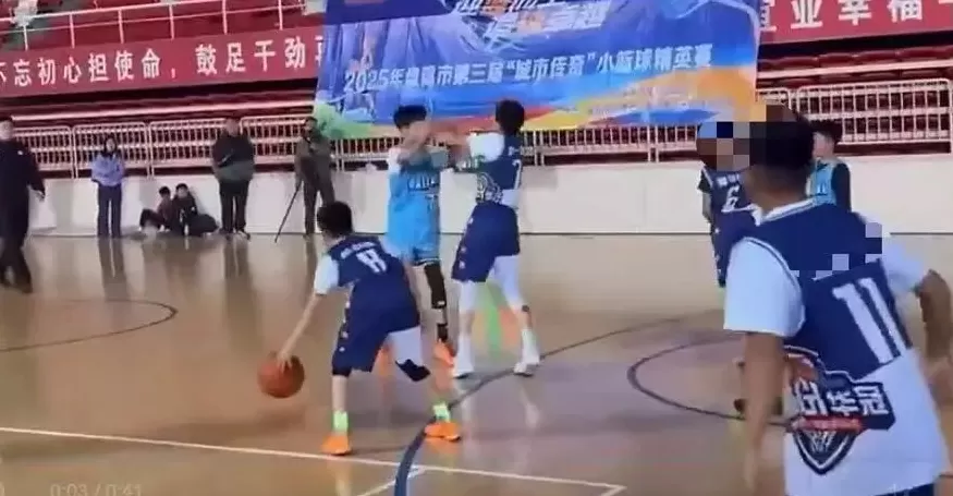 盘锦一青少年篮球赛发生推搡：多名家长场内起冲突，警方已处置-第1张图片-