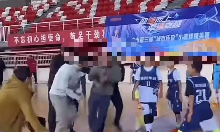 盘锦一青少年篮球赛发生推搡：多名家长场内起冲突，警方已处置-第2张图片-