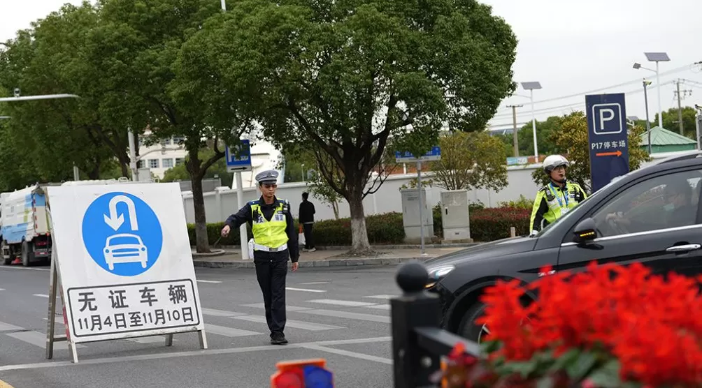增加非机动车停放点、优化即停即走点位，进博会交通管制更精细化了-第1张图片-