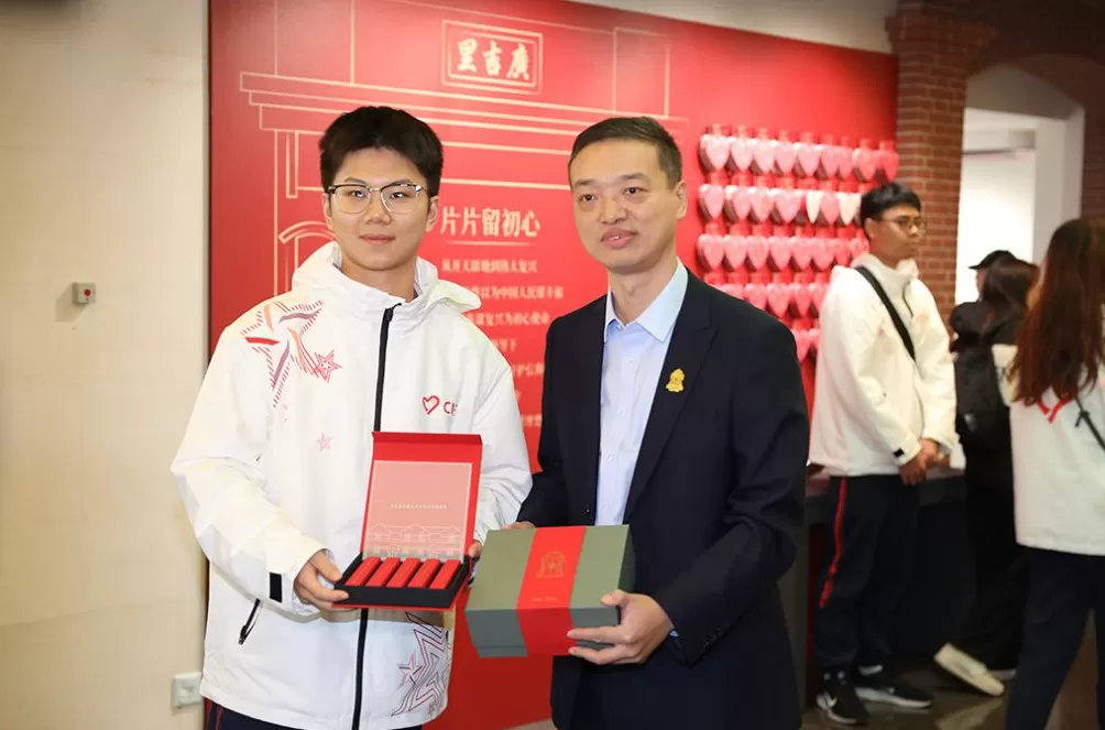 中共四大纪念馆迎来今年第100万名观众，是位来自澳门的“00后”-第1张图片-