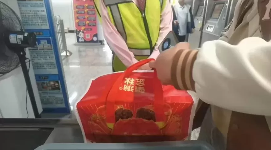 活蟹能否进地铁？上海地铁最新回应：可以带，包装要密闭无渗漏-第1张图片-