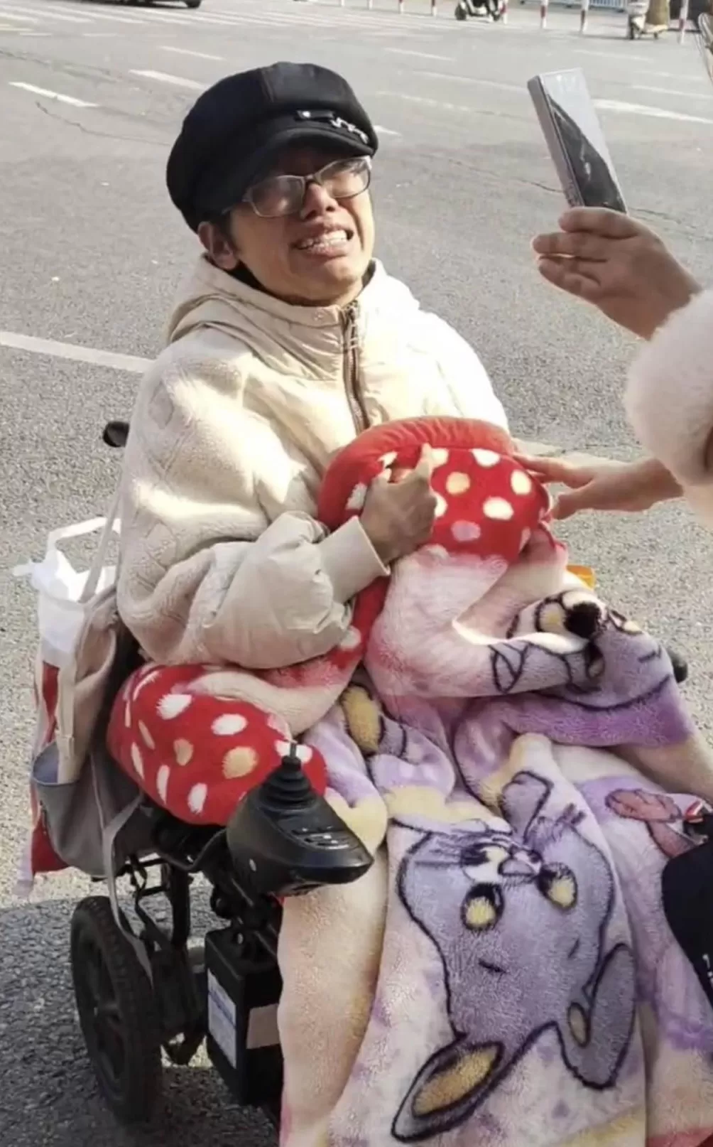 “女子遭家暴致半身不遂案”一审择期，受害女子：对方辩称是过失致人重伤-第1张图片-