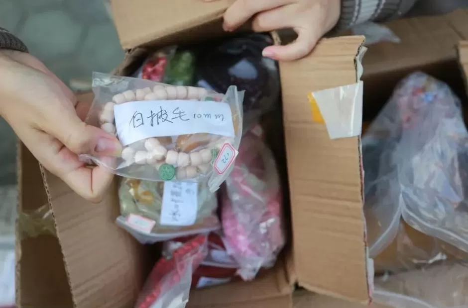 大连80岁老人三年花费40万元，买了近万件“藏品”！一个直播间里最多一天花4万多元-第2张图片-
