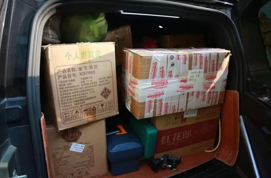 大连80岁老人三年花费40万元，买了近万件“藏品”！一个直播间里最多一天花4万多元-第3张图片-