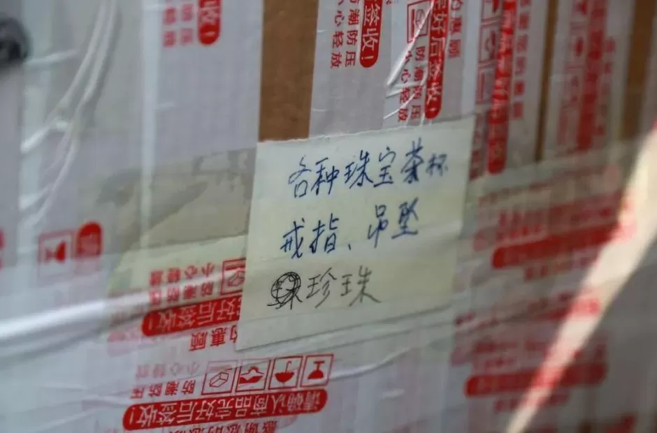 大连80岁老人三年花费40万元，买了近万件“藏品”！一个直播间里最多一天花4万多元-第6张图片-