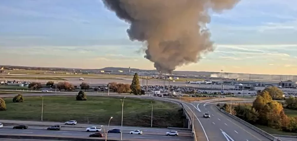 美国肯塔基州一机场发生飞机坠毁事故-第1张图片-