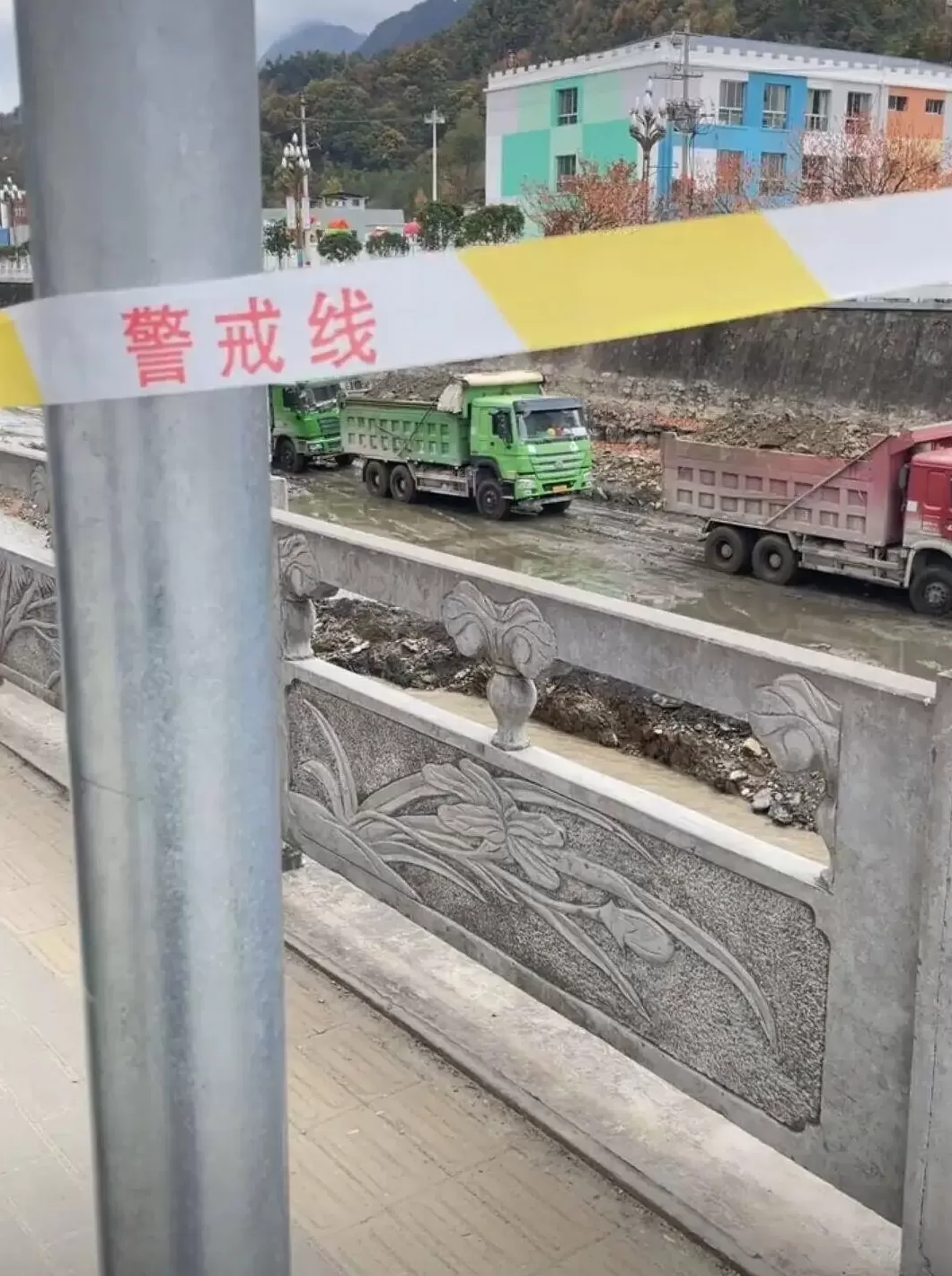 甘肃康县一河道现市民淘金潮：当地加强管控，河道附近拉起警戒线-第1张图片-