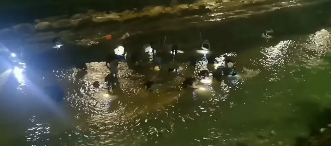 甘肃康县一河道现市民淘金潮：当地加强管控，河道附近拉起警戒线-第3张图片-