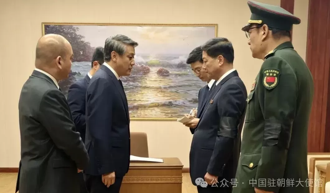 驻朝大使王亚军吊唁朝鲜最高人民会议常任委员会前委员长金永南逝世-第2张图片-