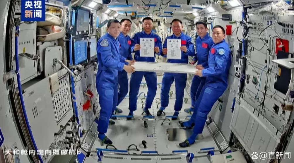 神舟二十号载人飞船，疑遭空间微小碎片撞击！专家解释-第1张图片-
