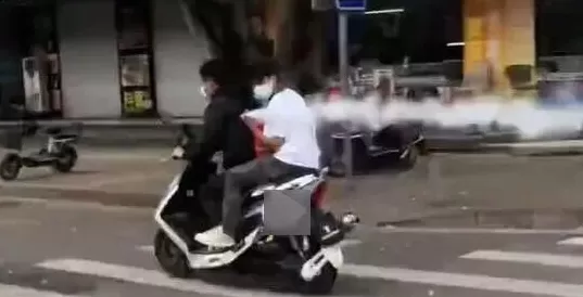两男子街头飙车沿途狂喷灭火器-第1张图片-