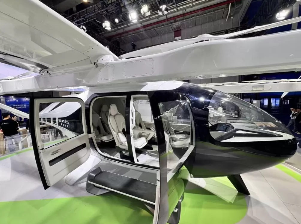 未来怎么“打飞的”？进博会“低空出行起降点”提供了沉浸体验-第4张图片-