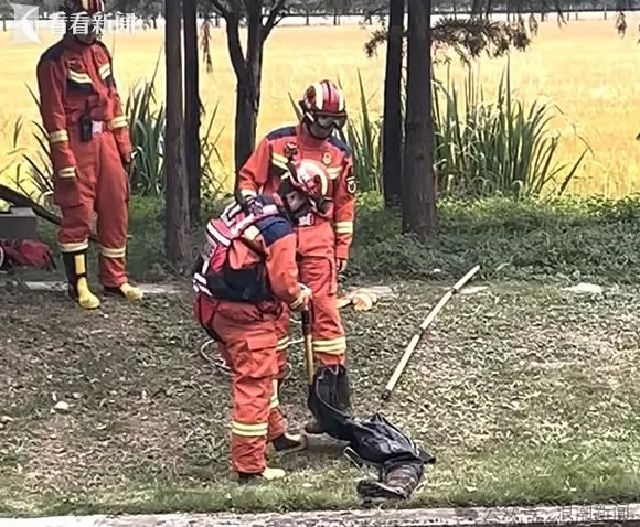 上海一河道内竟漂浮着两条腿？路人惊慌失措…民警、消防紧急出动-第3张图片-