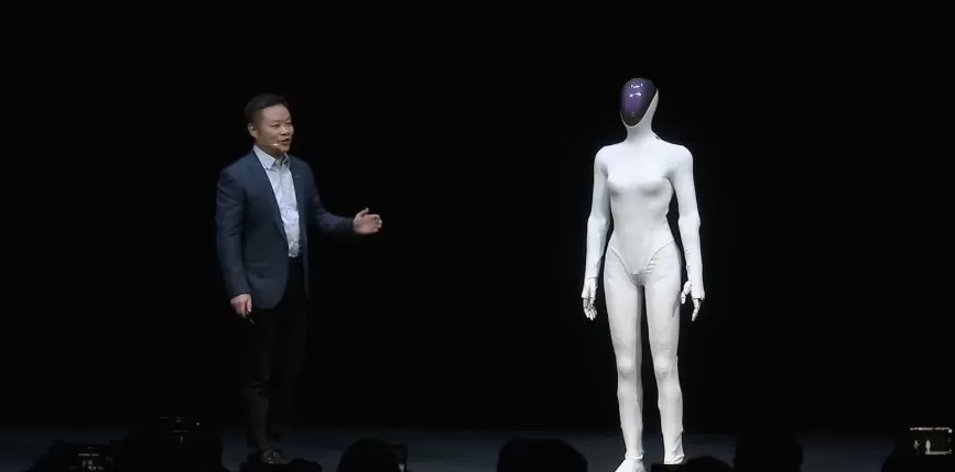 女机器人被质疑藏真人，何小鹏视频回应后公司股价拉升-第3张图片-