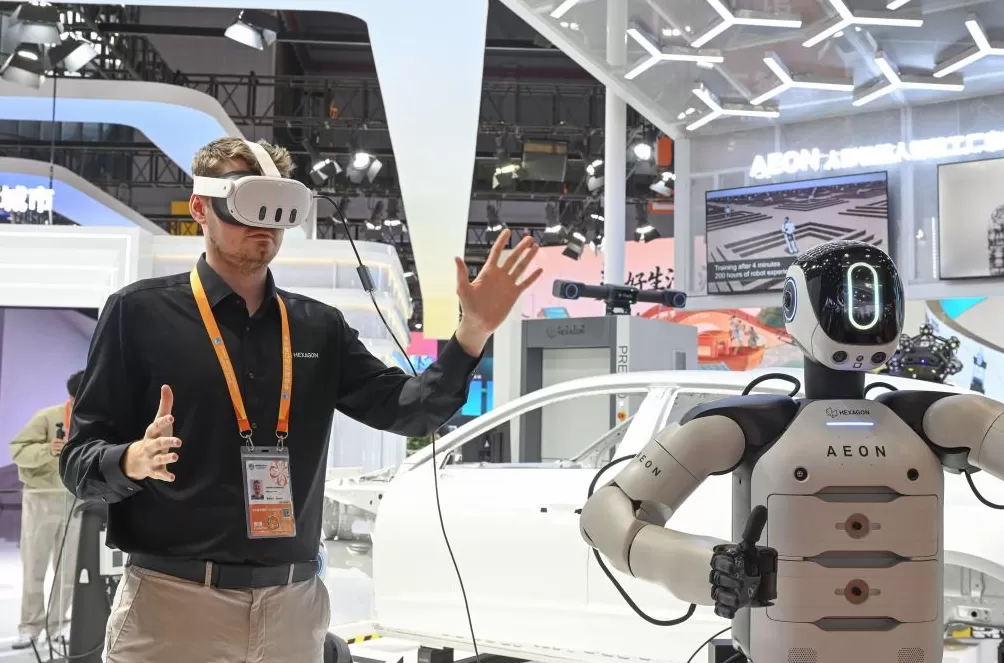 进博直击｜ 首发首秀闪耀全场：解码未来趋势，锁定创新风向-第9张图片-