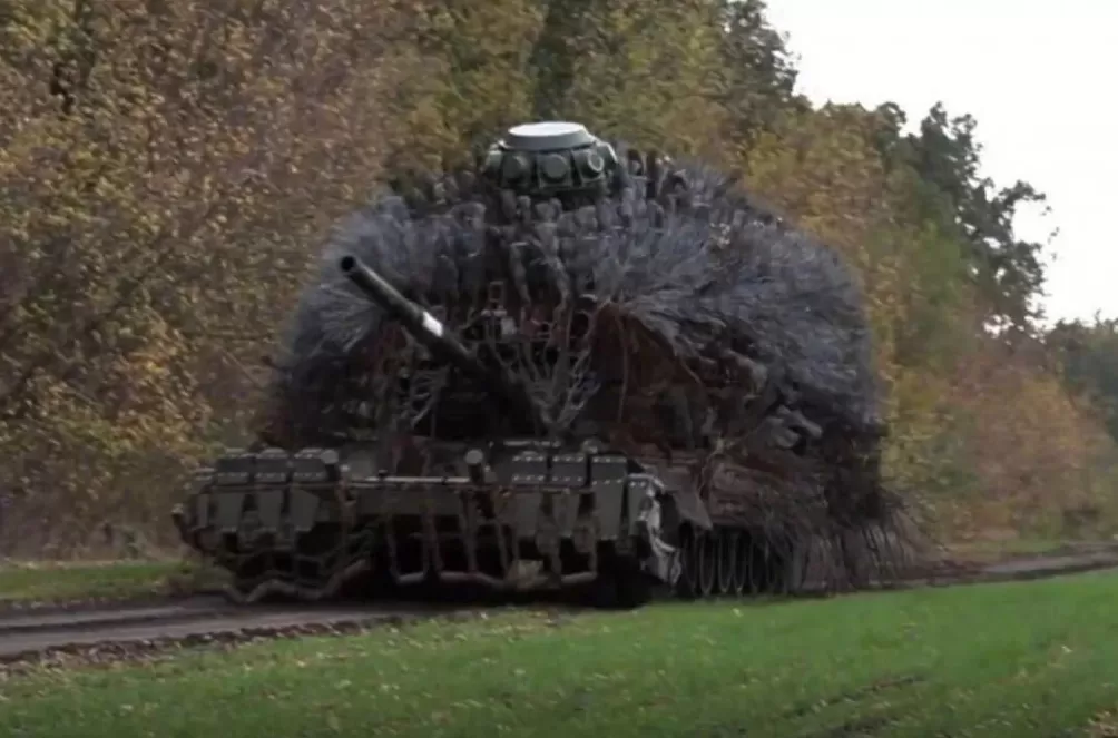 继“龟壳”“豪猪”装甲后，俄罗斯用“刺猬坦克”对付乌无人机-第1张图片-