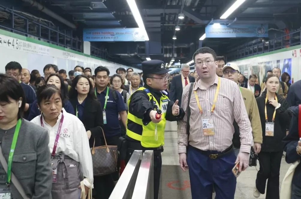 进博会今迎观展高峰：地铁出入口应开尽开，场馆新增4处安检通道-第1张图片-
