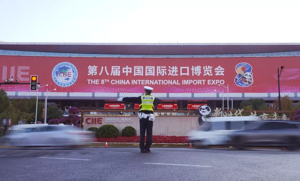 进博会今迎观展高峰：地铁出入口应开尽开，场馆新增4处安检通道-第2张图片-