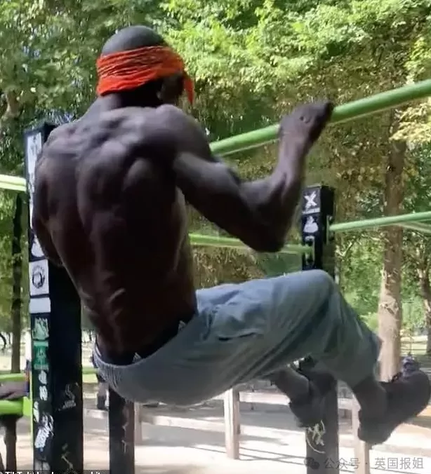 卢浮宫大劫案嫌疑人是巴黎网红！4个小毛贼整出超瞎偷国宝计划，手法荒诞法国警察破防？-第11张图片-