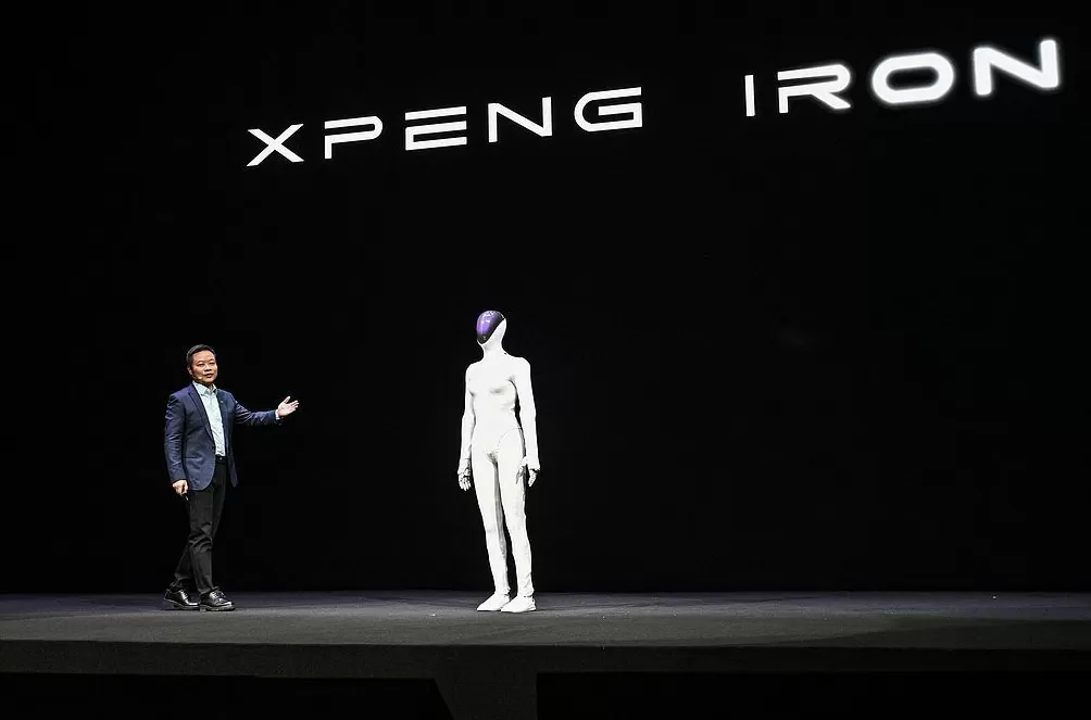 何小鹏：人形机器人明年底量产，软硬件标准要符合甚至超过“车规”-第1张图片-