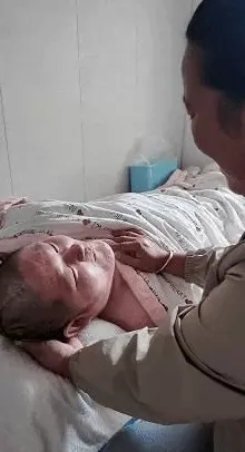 十年守护，“岛城最美母亲”用爱唤醒“植物人”侄子-第1张图片-