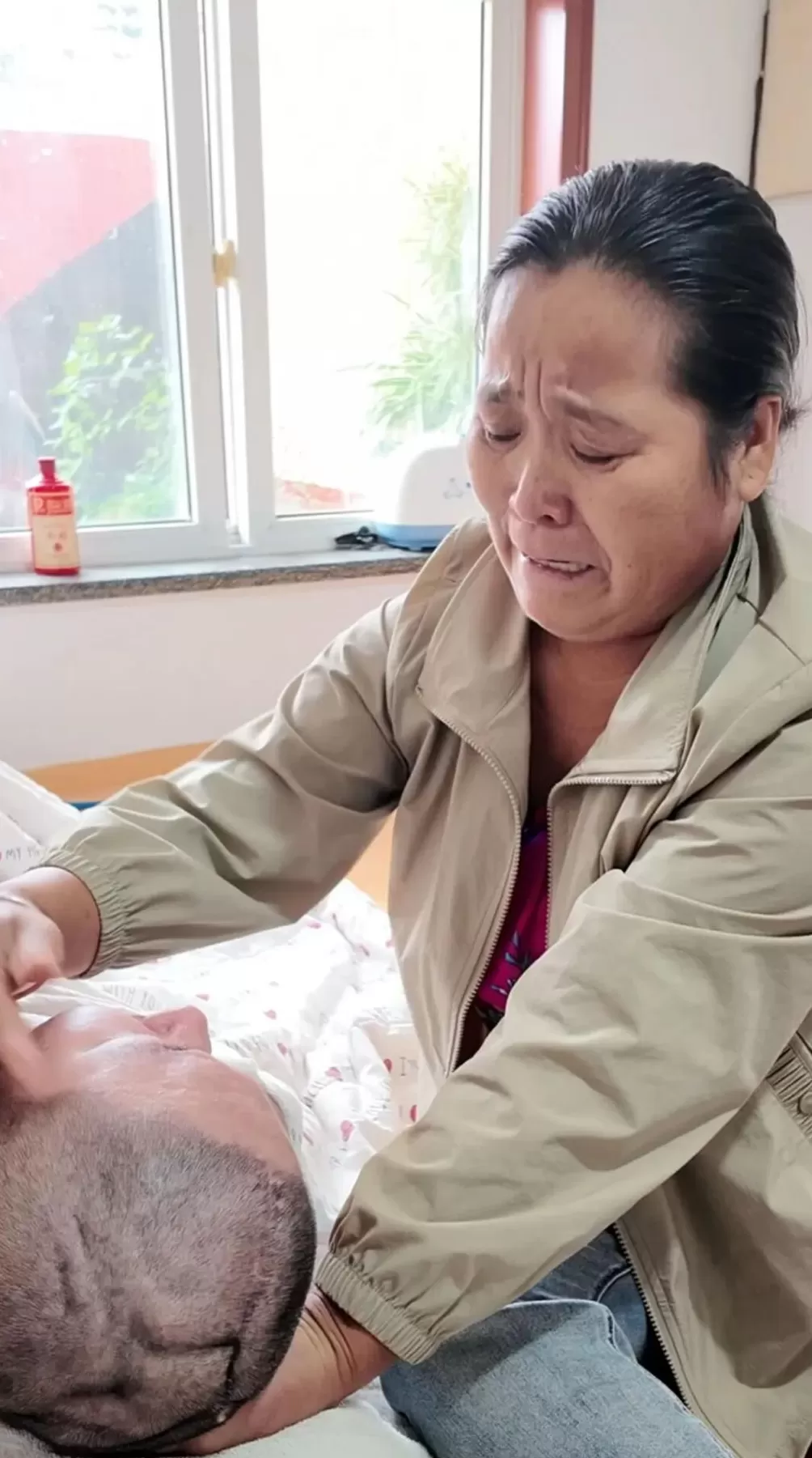 十年守护，“岛城最美母亲”用爱唤醒“植物人”侄子-第3张图片-