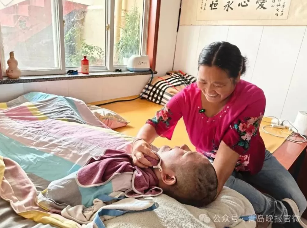 十年守护，“岛城最美母亲”用爱唤醒“植物人”侄子-第7张图片-