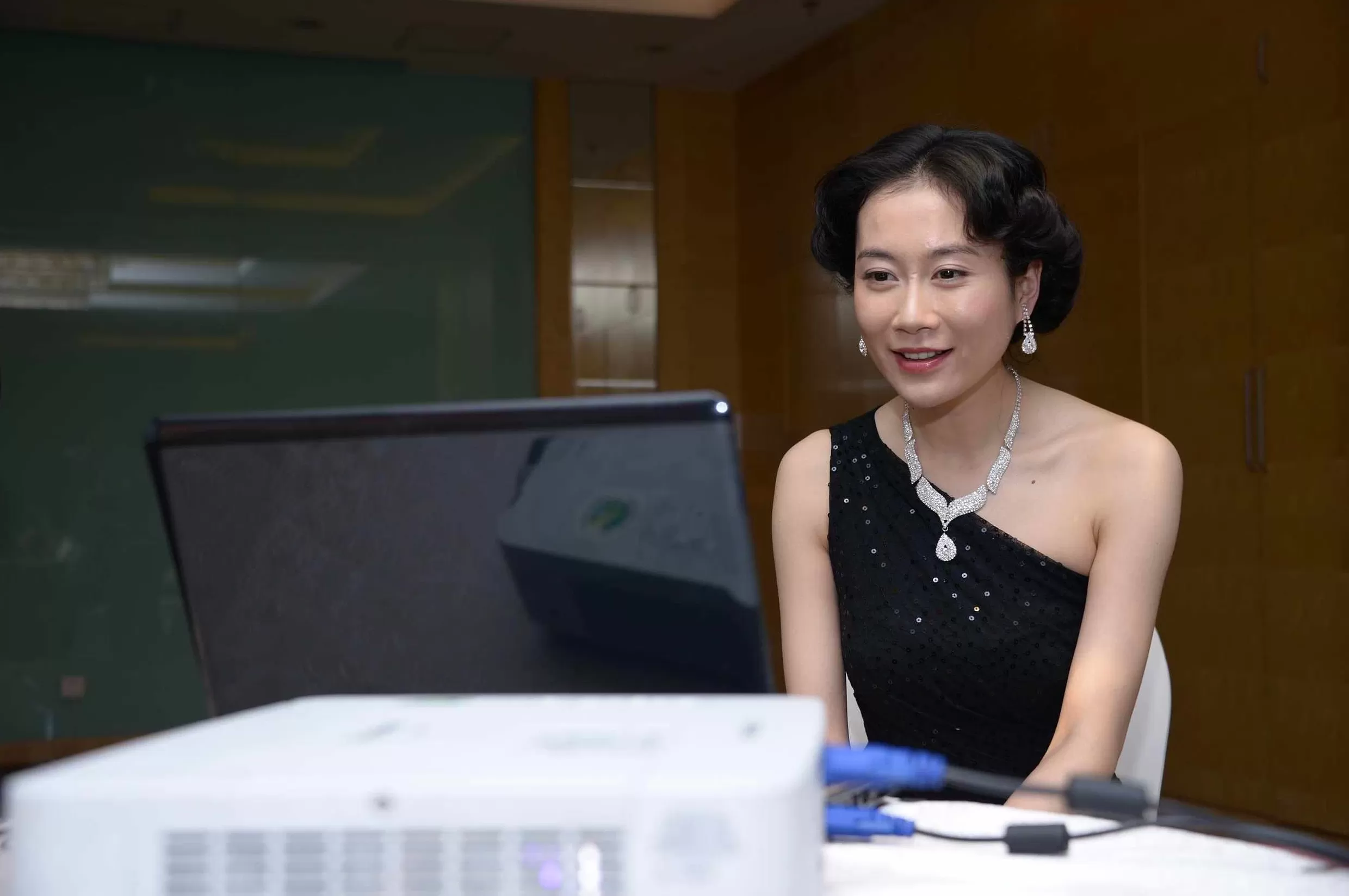 演员温峥嵘自曝刷到AI盗播，抖音副总裁李亮回应-第3张图片-