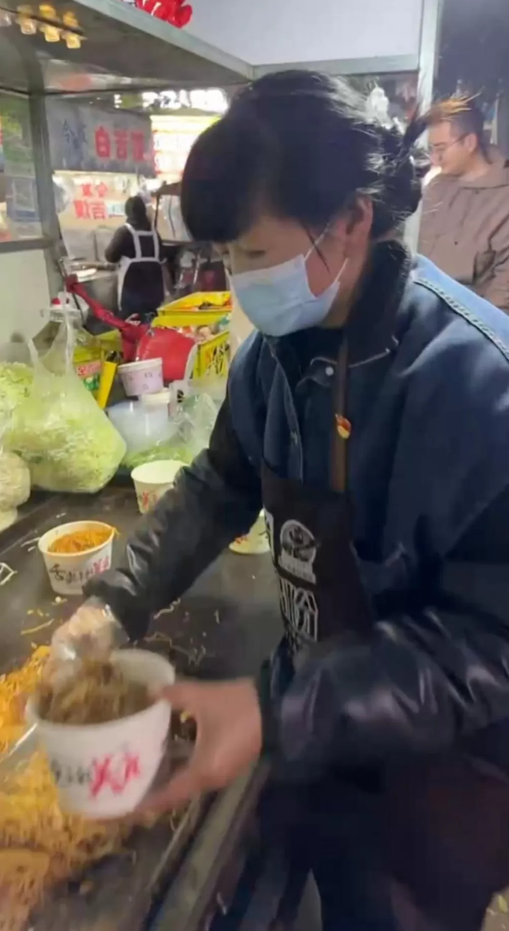 “我不是为了出名！”商丘“3元炒面大姐”回应质疑-第1张图片-