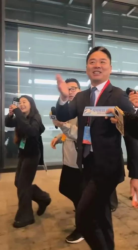 刘强东现身互联网大会，笑称“要把照片拍好看点”-第3张图片-