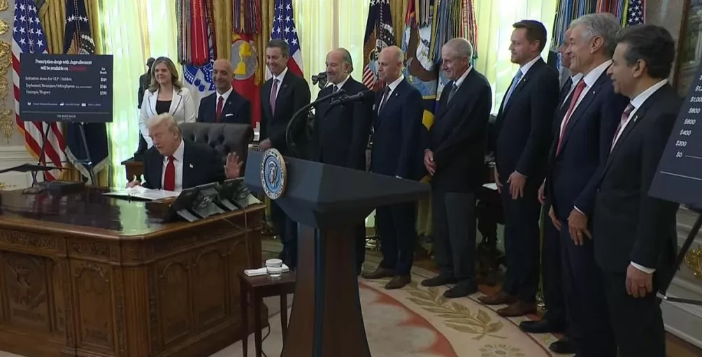 特朗普官宣减肥药降价!话音刚落,医药代表当场晕倒,直播中断-第1张图片- 特朗普官宣减肥药降价!话音刚落,医药代表当场晕倒,直播中断-第1张图片-