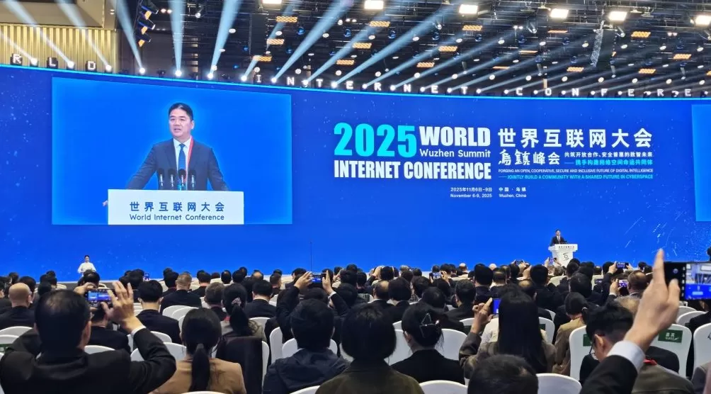 被取代还是新机遇？刘强东时隔多年亮相乌镇峰会谈数智生活新未来-第1张图片-
