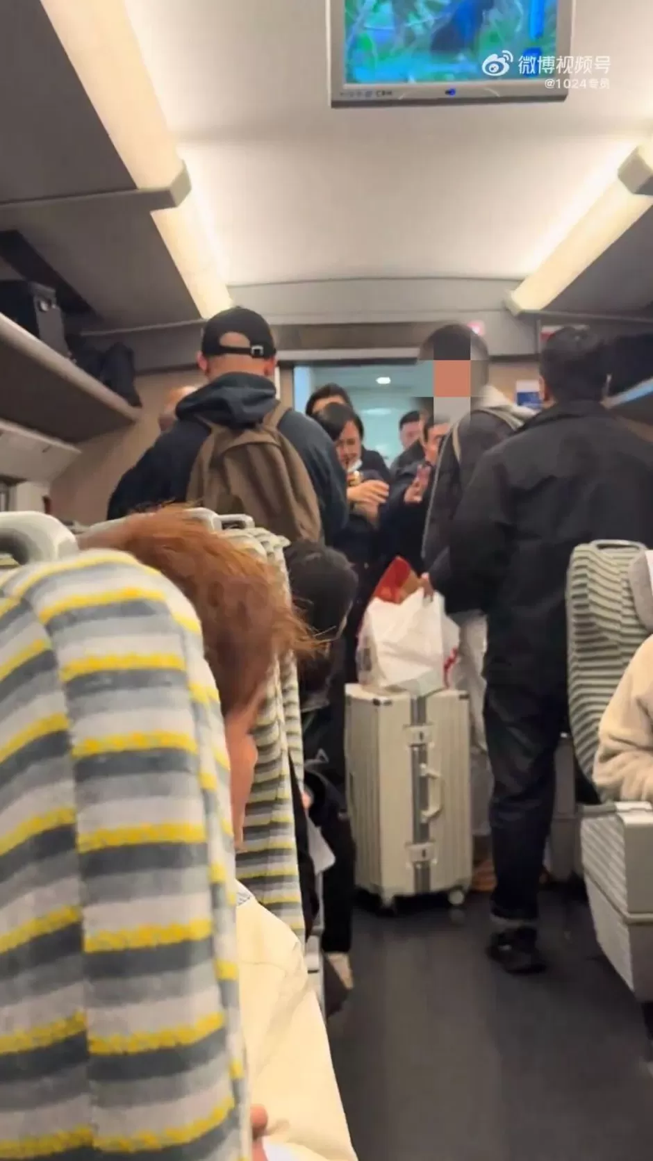 老年男子高铁上要求让座遭拒，反辱骂年轻乘客：“你是人吗？”-第1张图片-