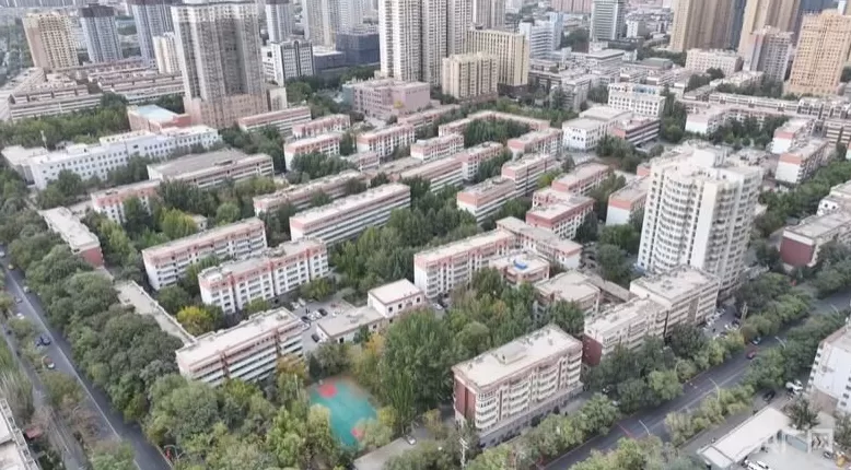【人民城市·温情中国】边疆“绣”绿洲文“润”细无声-第4张图片-