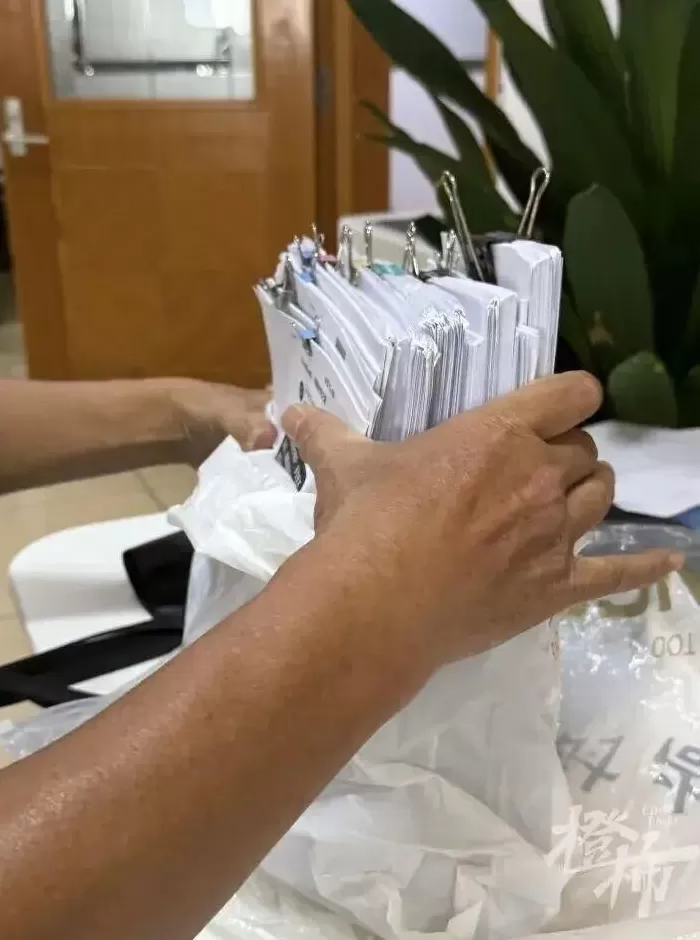 广东保安和AI深聊6个月，约在公园大榕树下“授权签约”自创“诗词”遭爽约！坐火车到杭州讨说法-第2张图片-