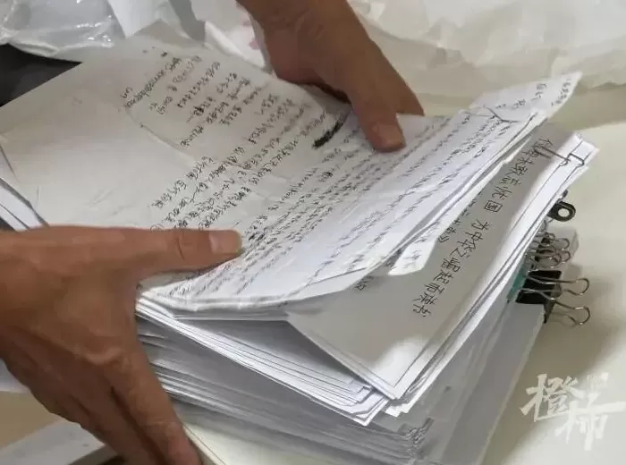 广东保安和AI深聊6个月，约在公园大榕树下“授权签约”自创“诗词”遭爽约！坐火车到杭州讨说法-第3张图片-