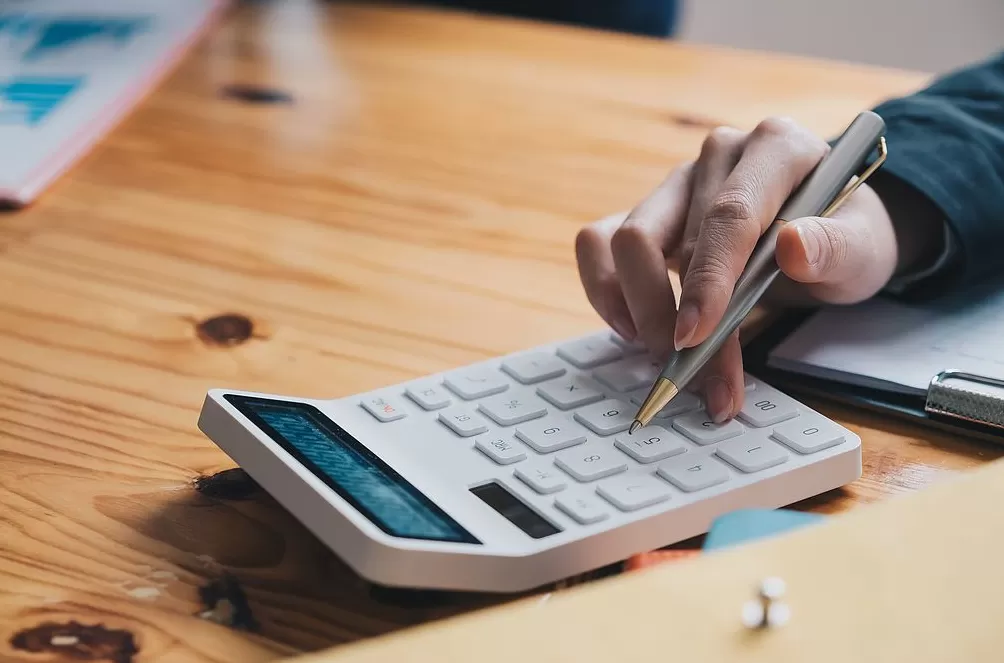 东方甄选股价跌超6%，俞敏洪确认前CEO孙东旭离职-第1张图片-