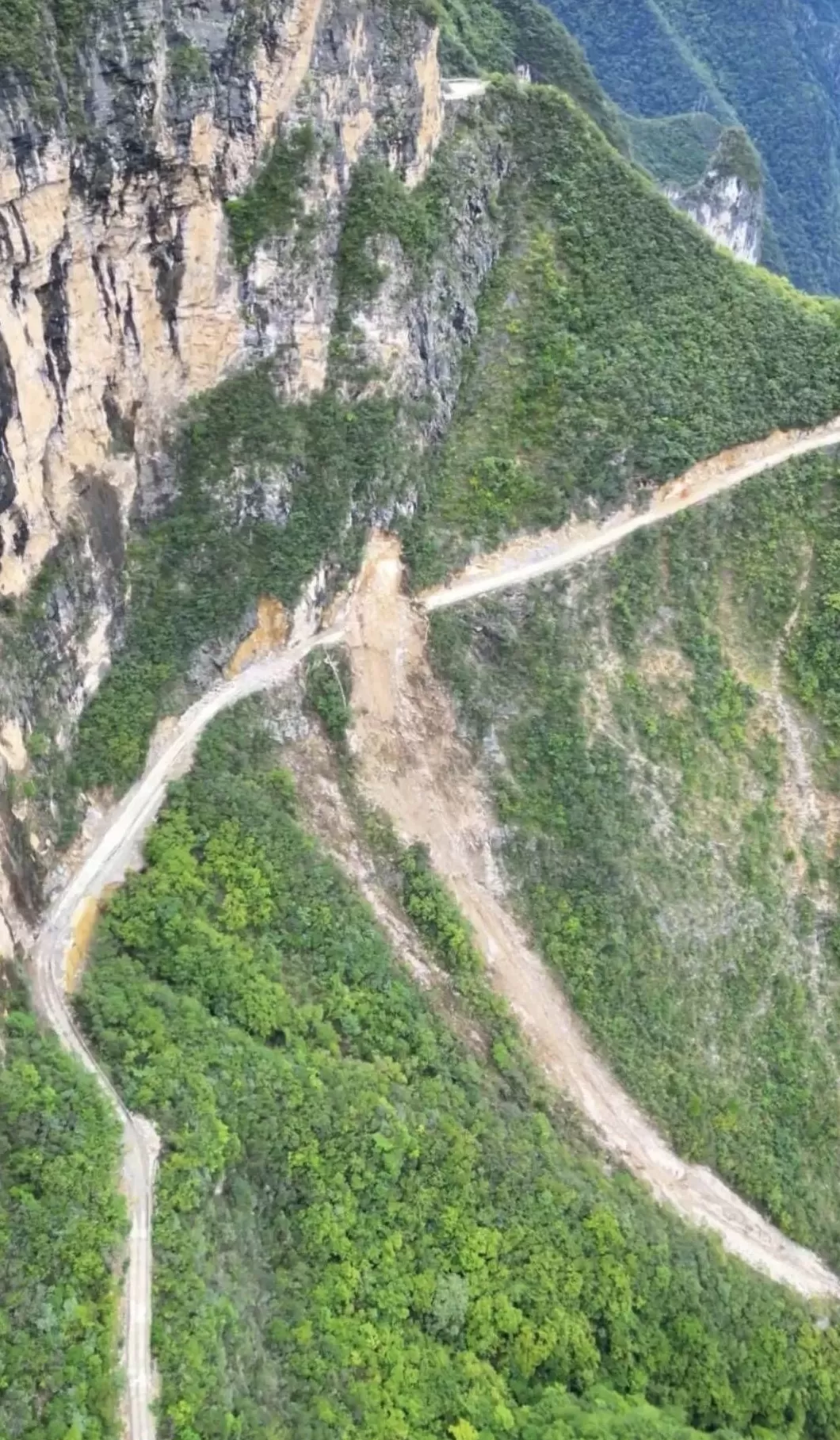 重庆一网红悬崖公路垮塌20余天，三千村民被困，施工方承诺抢通日期-第1张图片-