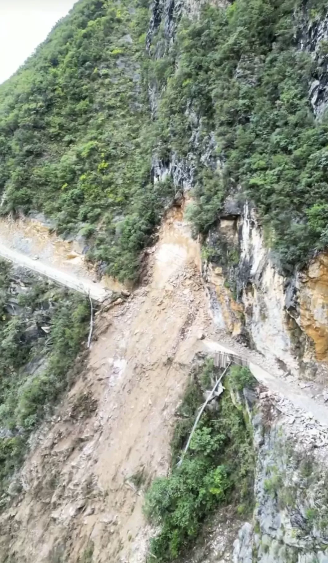 重庆一网红悬崖公路垮塌20余天，三千村民被困，施工方承诺抢通日期-第3张图片-
