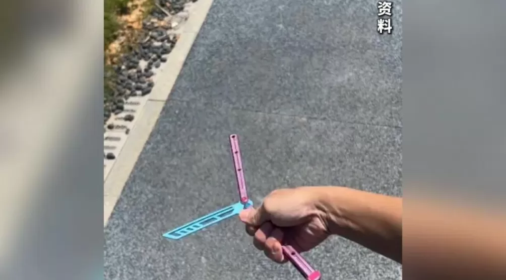 这种“蝴蝶刀”玩具正风靡校园，实测发现很危险-第2张图片-
